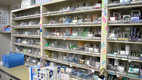 新生堂薬局　今の庄店の薬棚