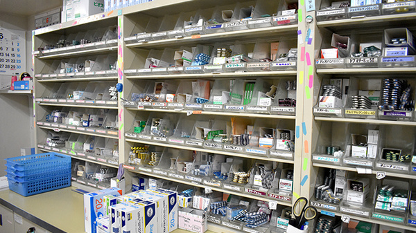 新生堂薬局　今の庄店の薬棚