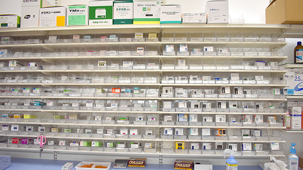 新生堂薬局　昇町店の薬棚