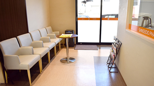 新生堂薬局　昇町店の待合スペース