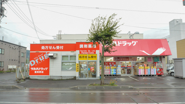 調剤薬局ツルハドラッグ富良野店の外観