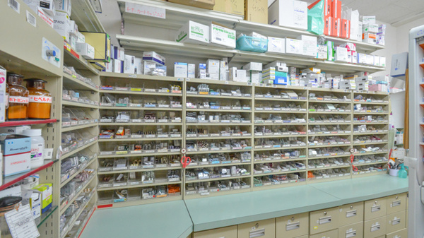 調剤薬局ツルハドラッグ富良野店の薬棚