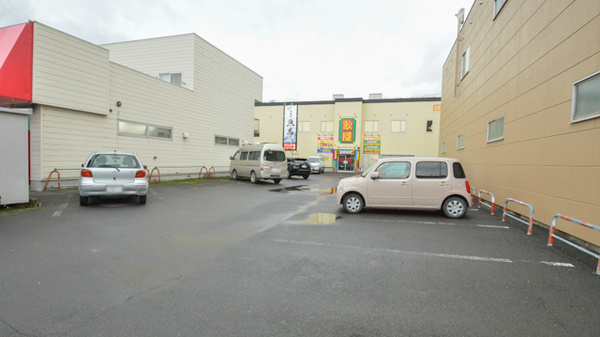 調剤薬局ツルハドラッグ富良野店の駐車場