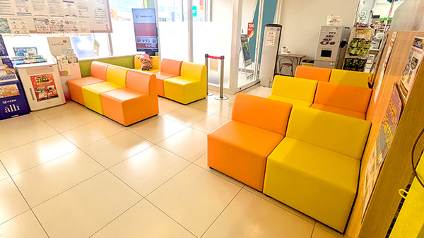 調剤薬局ツルハドラッグ富良野緑町店の待合スペース