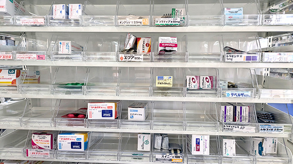 調剤薬局ツルハドラッグ富良野緑町店の薬棚
