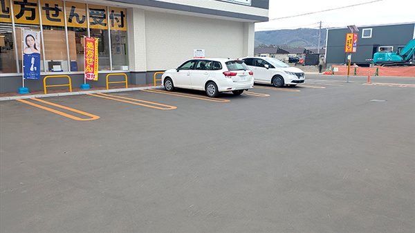 調剤薬局ツルハドラッグ富良野緑町店の駐車場