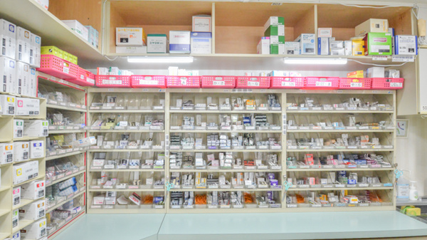 エースリー調剤薬局神居店の薬棚