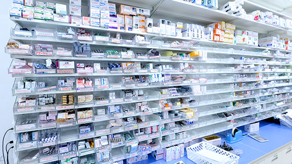 調剤薬局ツルハドラッグ南稚内店の薬棚