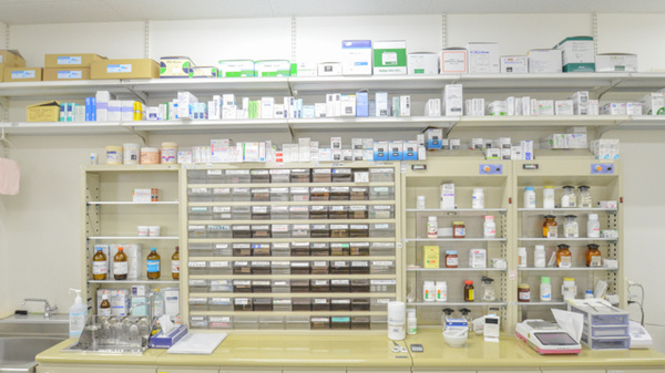 調剤薬局ツルハドラッグ羽幌店の薬棚