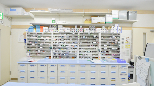 調剤薬局ツルハドラッグ赤平店の薬棚