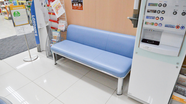 調剤薬局ツルハドラッグ砂川店の待合スペース