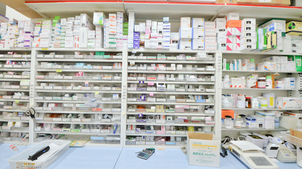 調剤薬局ツルハドラッグ砂川店の薬棚