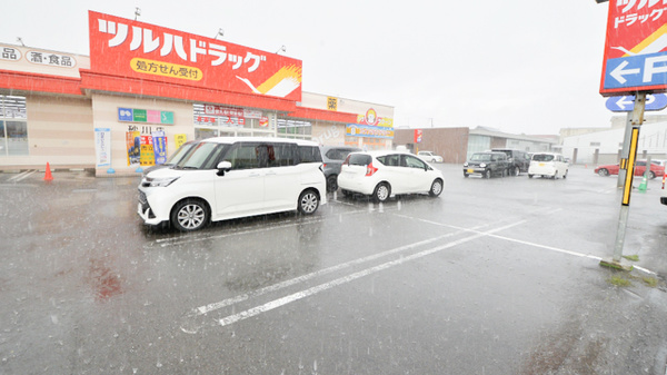 調剤薬局ツルハドラッグ砂川店の駐車場