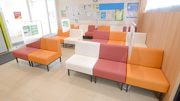 調剤薬局ツルハドラッグ帯広西21条店の待合スペース