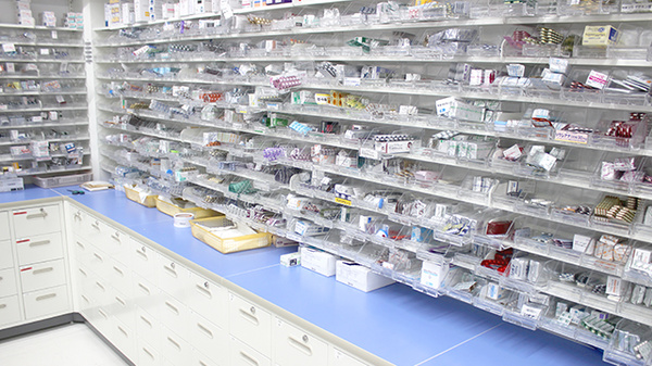 調剤薬局ツルハドラッグ紋別緑町店の薬棚