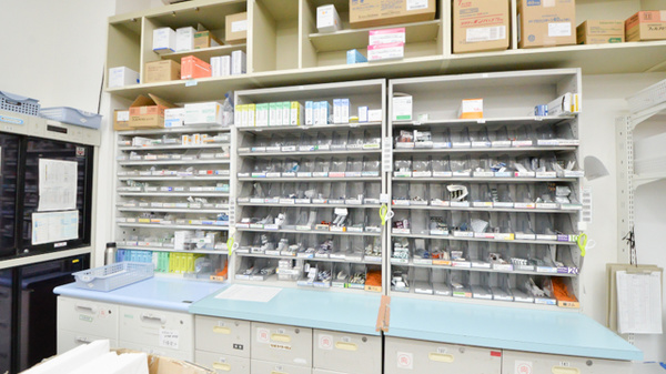 調剤薬局ツルハドラッグ小樽店の薬棚