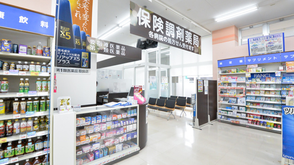 調剤薬局ツルハドラッグ昭和店の入口