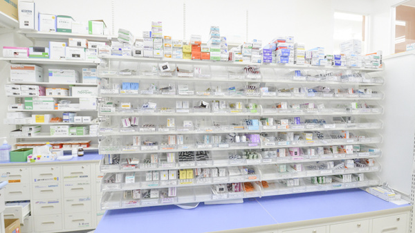 調剤薬局ツルハドラッグ松前店の薬棚
