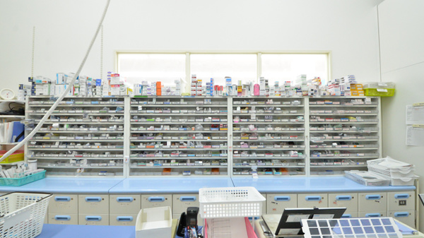 調剤薬局ツルハドラッグ五稜郭店の薬棚