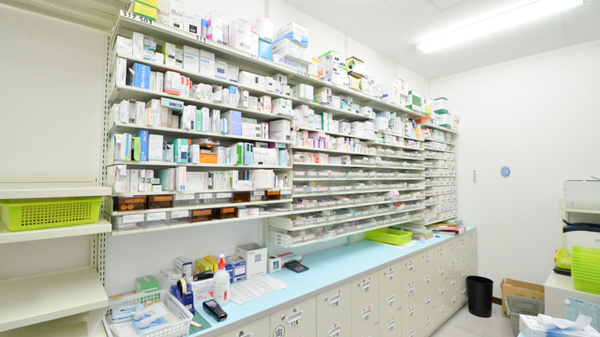 調剤薬局ツルハドラッグ室蘭中島北店の薬棚