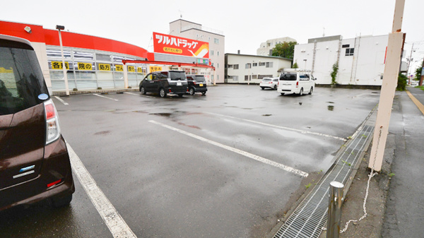 調剤薬局ツルハドラッグ室蘭中島北店の駐車場