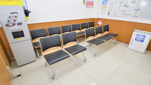 調剤薬局ツルハドラッグ苫小牧拓勇西店の待合スペース