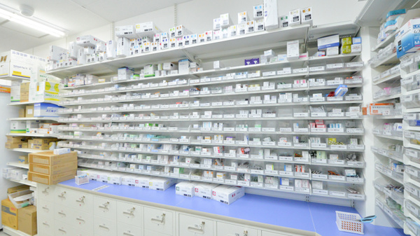 調剤薬局ツルハドラッグ苫小牧拓勇西店の薬棚
