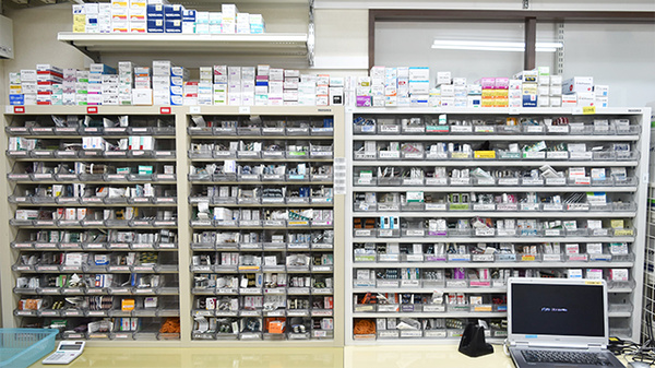 調剤薬局ツルハドラッグ古川南店の薬棚