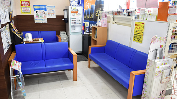 調剤薬局ツルハドラッグ塩釜店の待合スペース