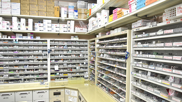 調剤薬局ツルハドラッグ塩釜店の薬棚
