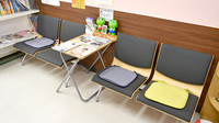 調剤薬局ツルハドラッグ宮城白石店の待合スペース