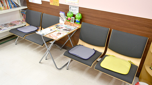 調剤薬局ツルハドラッグ宮城白石店の待合スペース