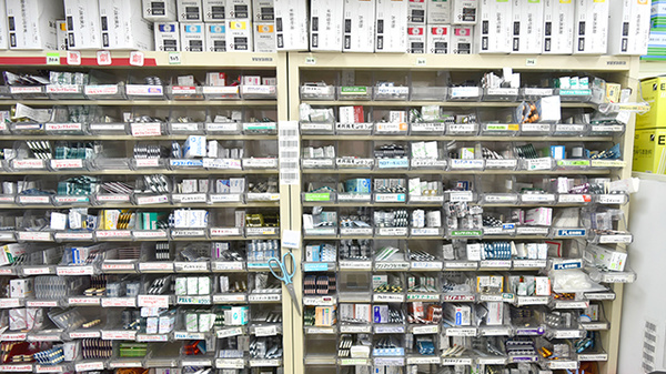 調剤薬局ツルハドラッグ宮城白石店の薬棚