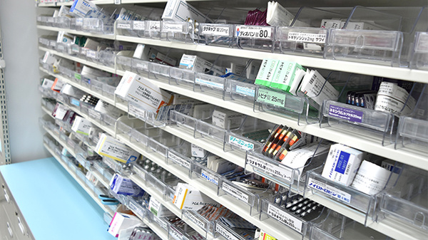 調剤薬局ツルハドラッグ石巻中里店の薬棚