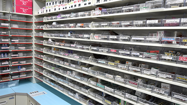 調剤薬局ツルハドラッグ石巻蛇田店の薬棚