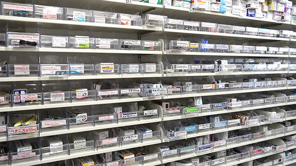 調剤薬局ツルハドラッグ石巻あゆみ野店の薬棚