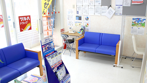 調剤薬局ツルハドラッグ二本松店の待合スペース
