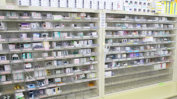 調剤薬局ツルハドラッグ二本松店の薬棚