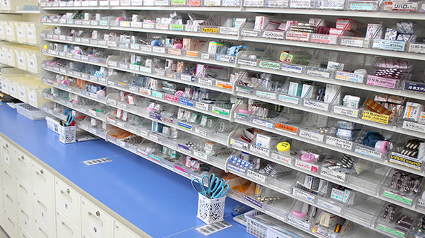調剤薬局ツルハドラッグ会津湯川店の薬棚