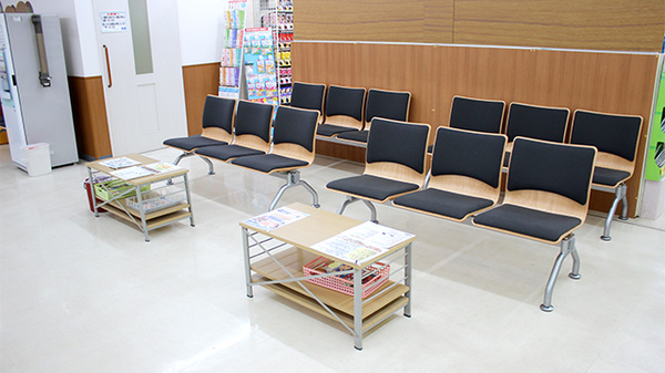 調剤薬局ツルハドラッグ会津湯川店の待合スペース