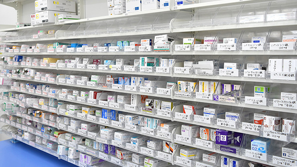 調剤薬局ツルハドラッグ新潟関屋店の薬棚