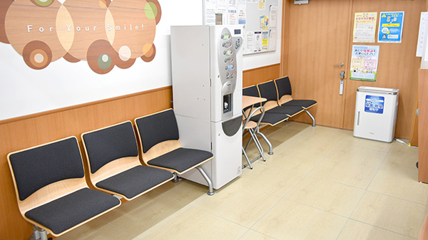 調剤薬局ツルハドラッグ燕吉田店の待合スペース