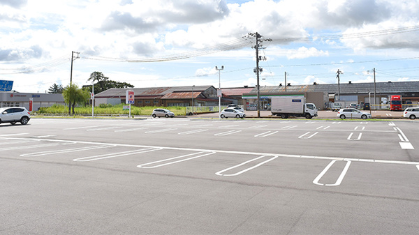 調剤薬局ツルハドラッグ燕吉田店の駐車場