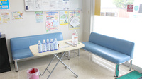 調剤薬局ツルハドラッグ中桜田店の待合スペース