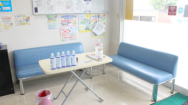 調剤薬局ツルハドラッグ中桜田店の待合スペース