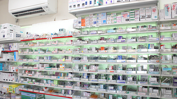 調剤薬局ツルハドラッグ中桜田店の薬棚