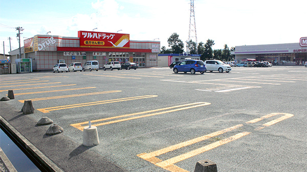 調剤薬局ツルハドラッグ寒河江西店の駐車場
