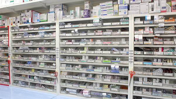調剤薬局ツルハドラッグ寒河江西店の薬棚