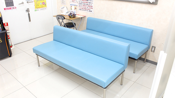 調剤薬局ツルハドラッグ山形小白川店の待合スペース