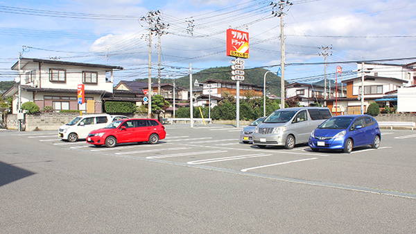 調剤薬局ツルハドラッグ山形小白川店の駐車場